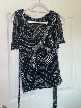 Bebe Vintage Black & White Patterned Wrap Top with split shoulders